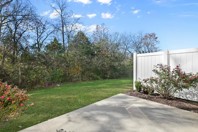 a view of a house with backyard