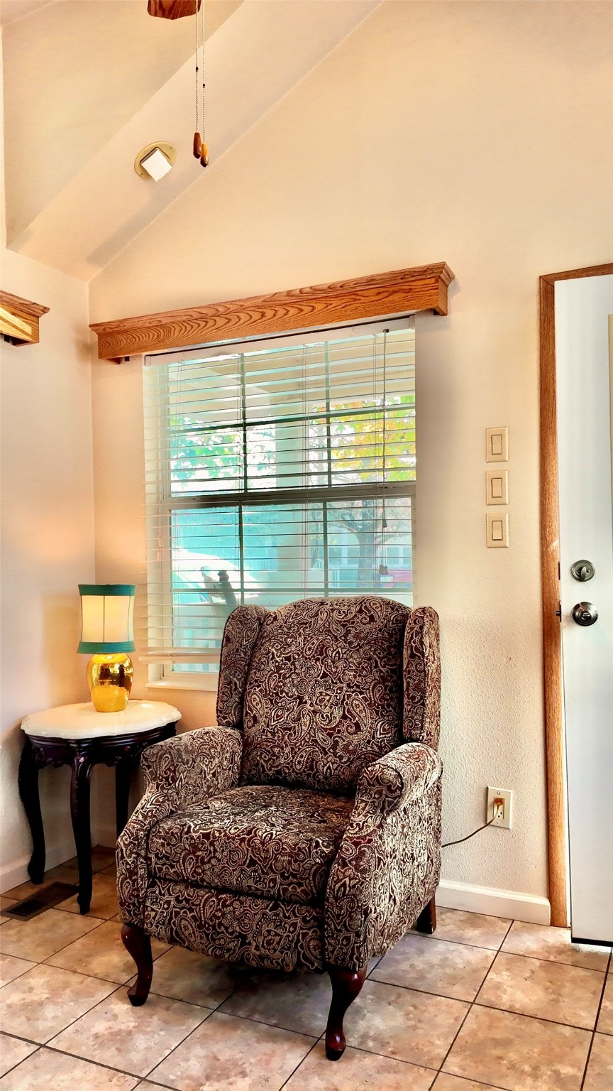 11720 Thousand Trail, Unit 13 Conroe, TX 77304 - Photo 5 of 35 a living room with furniture and a window
