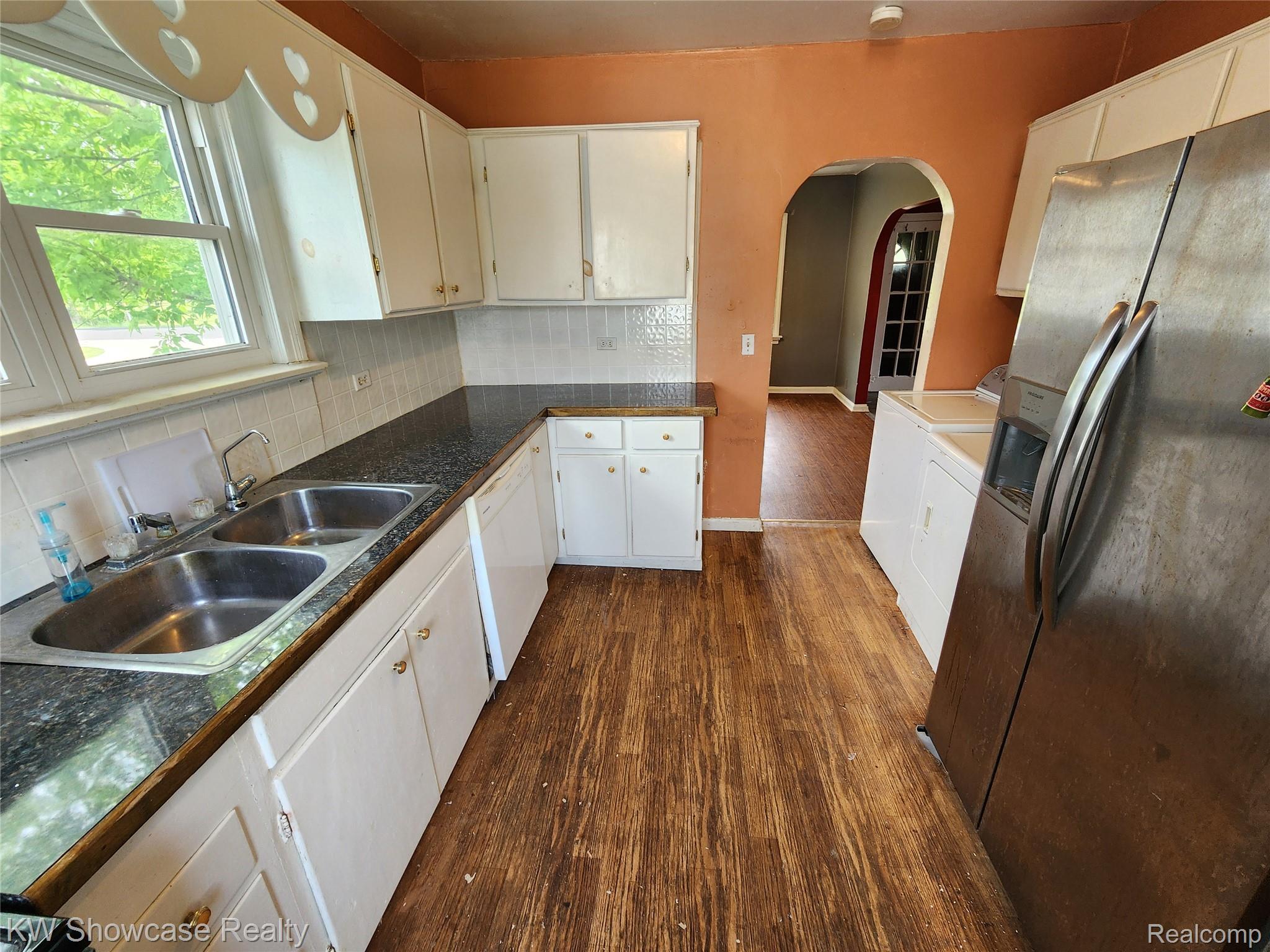 4356 South Vassar Road Burton, MI 48519 - Photo 24 of 42 Kitchen - SS Side by Side Refrigerator. Laundry washer / dryer next to Frig.