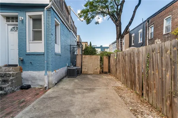 a view of entryway with a front door