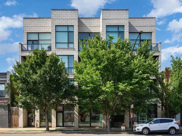 $690,000 | 2550 West Fullerton Avenue, Unit 2E, Chicago, IL 60647