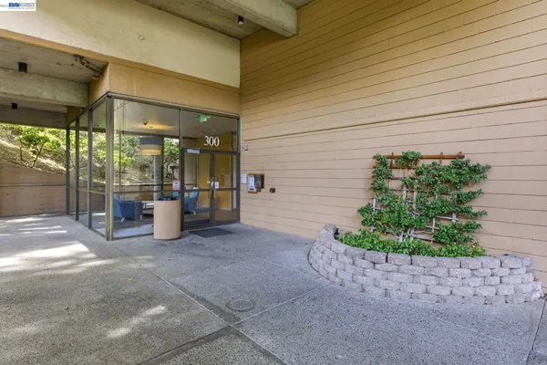 $399,000 | 300 North Civic Drive, Unit 402, Walnut Creek, CA 94596