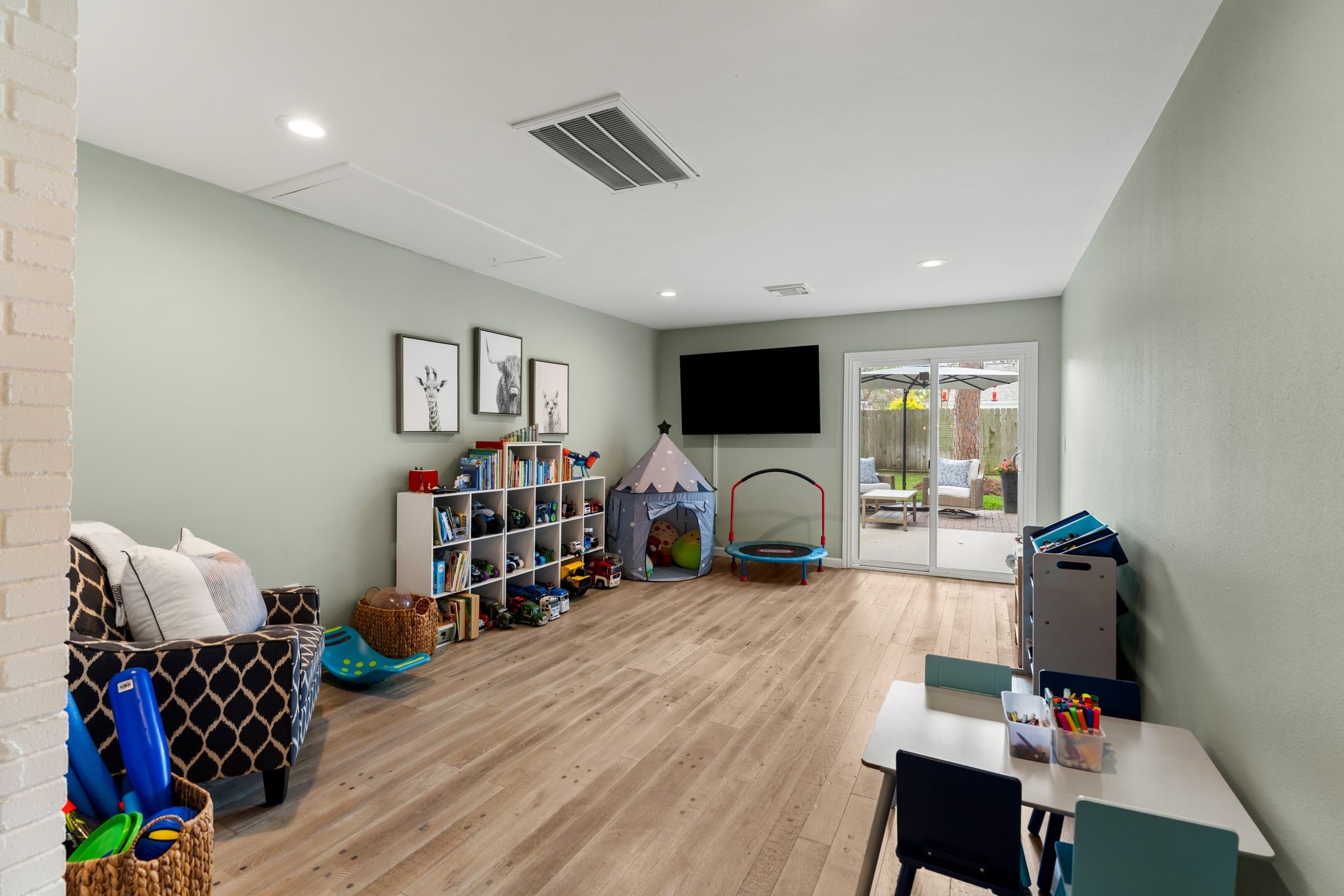 10619 Cranbrook Road Houston, TX 77042 - Photo 17 of 32 a room with furniture a flat screen tv and a window