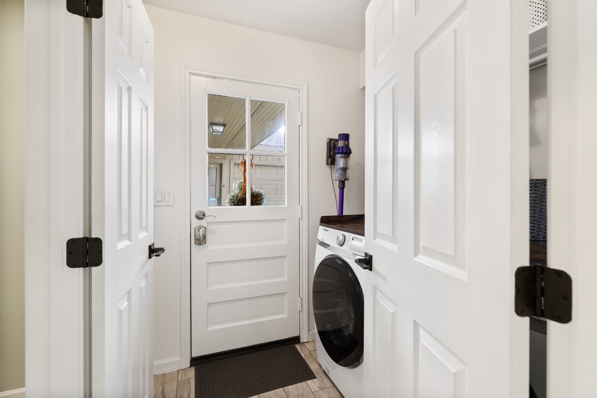 10619 Cranbrook Road Houston, TX 77042 - Photo 26 of 32 a view of a entryway with washer and dryer
