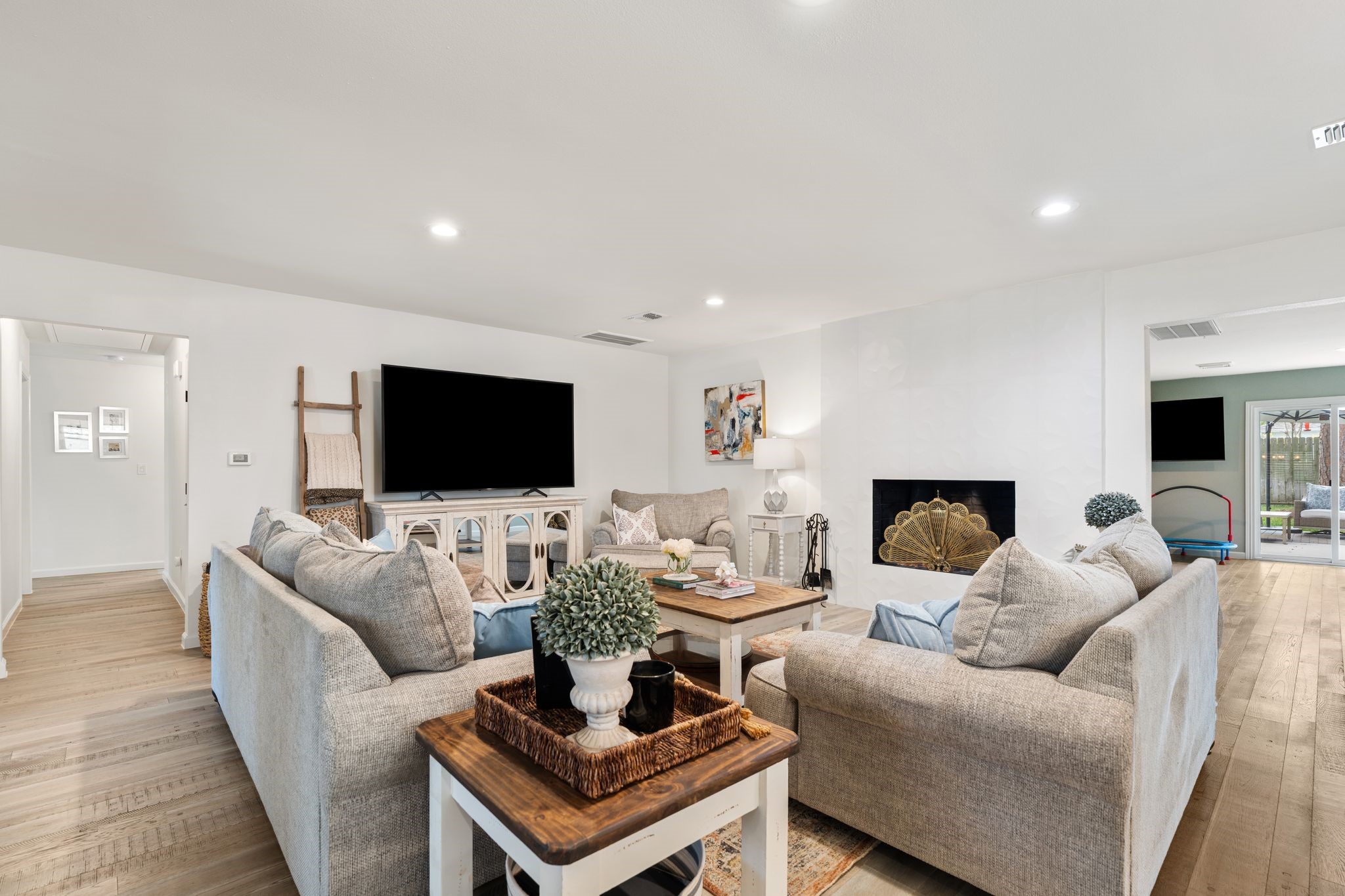 10619 Cranbrook Road Houston, TX 77042 - Photo 8 of 32 a living room with furniture and a flat screen tv