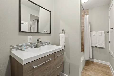 $849,500 | 900 Deer Creek Circle, Dripping Springs, TX 78620