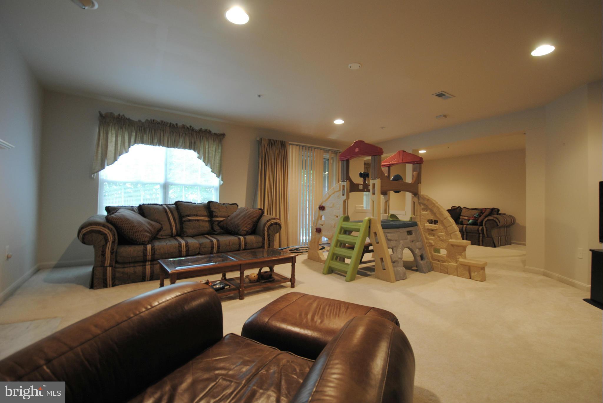 9118 Fox Park Road Clinton, MD 20735 - Photo 25 of 28 Family Room