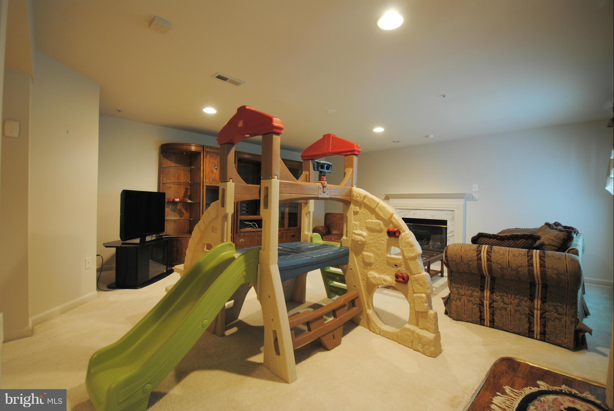 9118 Fox Park Road Clinton, MD 20735 - Photo 26 of 28 Family Room
