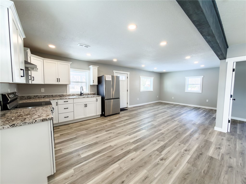 804 Southwest 3rd Street Casey, IL 62420 - Photo 4 of 33