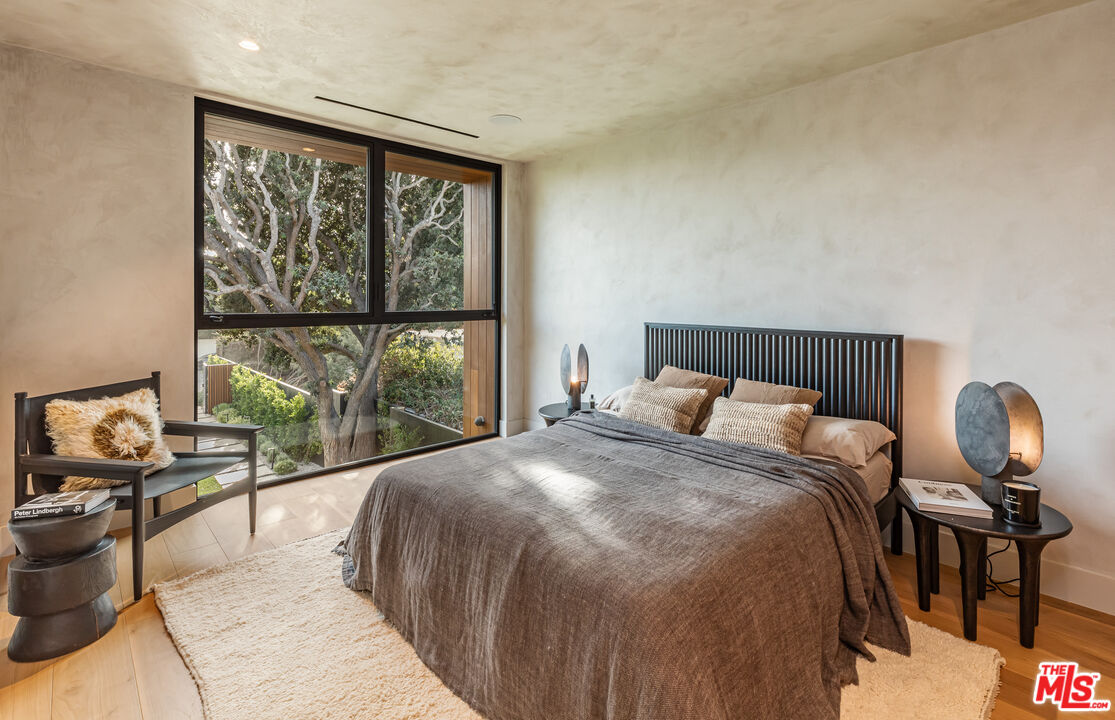 23505 Malibu Colony Road Malibu, CA 90265 - Photo 28 of 39 a bedroom with a bed and a window