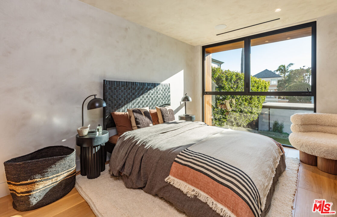 23505 Malibu Colony Road Malibu, CA 90265 - Photo 30 of 39 a bedroom with a bed and a large window