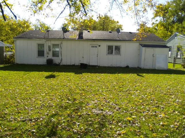 a view of a house with a backyard
