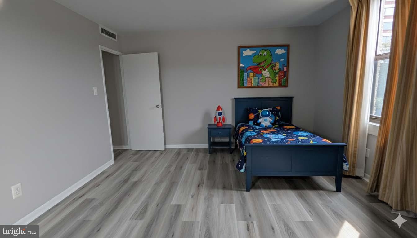 4600 Duke Street, Unit 620 Alexandria, VA 22304 - Photo 20 of 40 a living room with furniture and a wooden floor