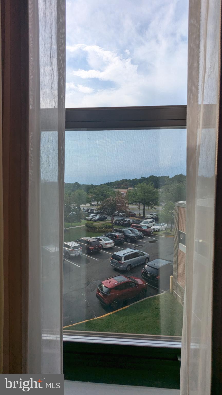 4600 Duke Street, Unit 620 Alexandria, VA 22304 - Photo 27 of 40 a bathroom with a glass door