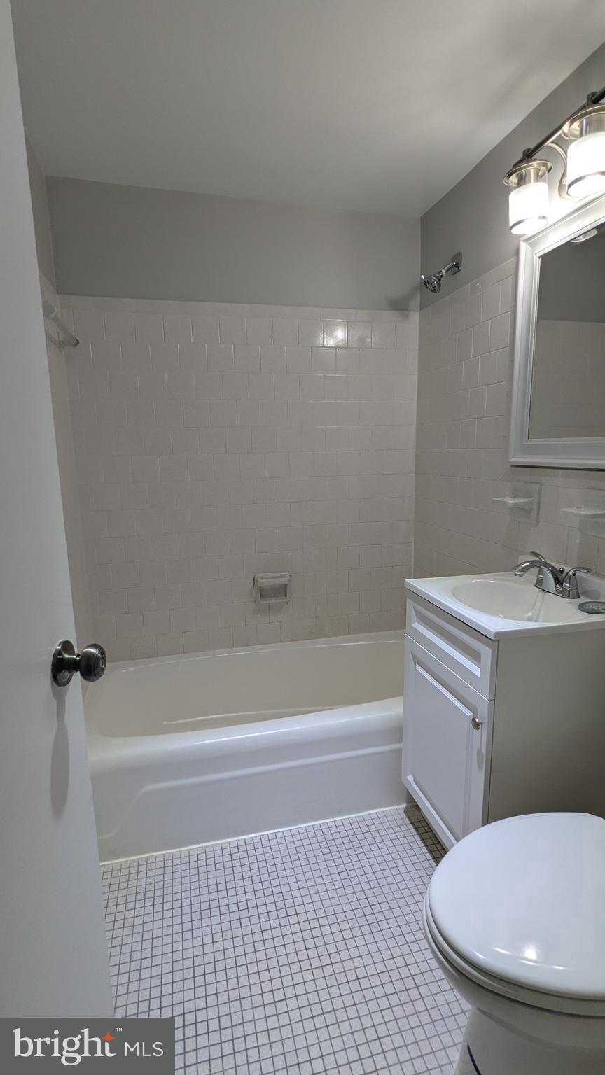 4600 Duke Street, Unit 620 Alexandria, VA 22304 - Photo 30 of 40 a bathroom with a toilet a sink and bathtub