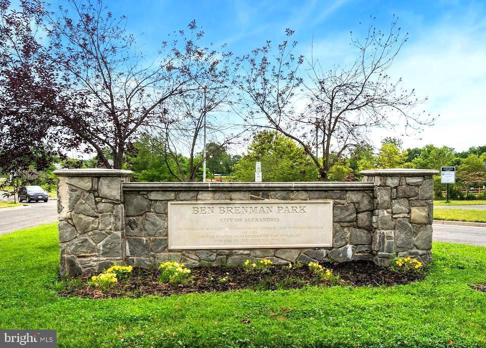 4600 Duke Street, Unit 620 Alexandria, VA 22304 - Photo 39 of 40 a view of a back yard