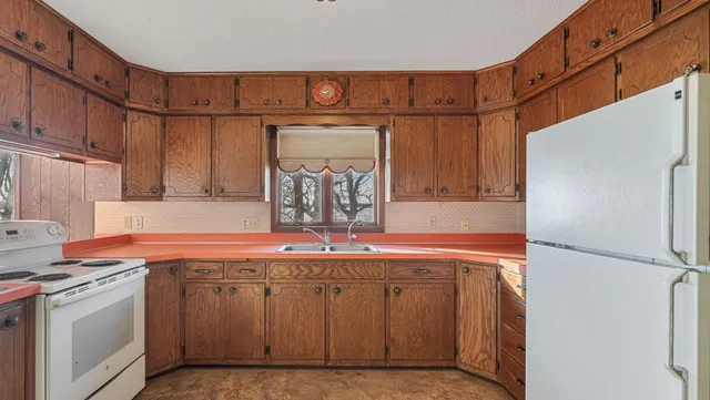 $889,000 | 12192 Gehrkes Point Northwest, Alexandria, MN 56308