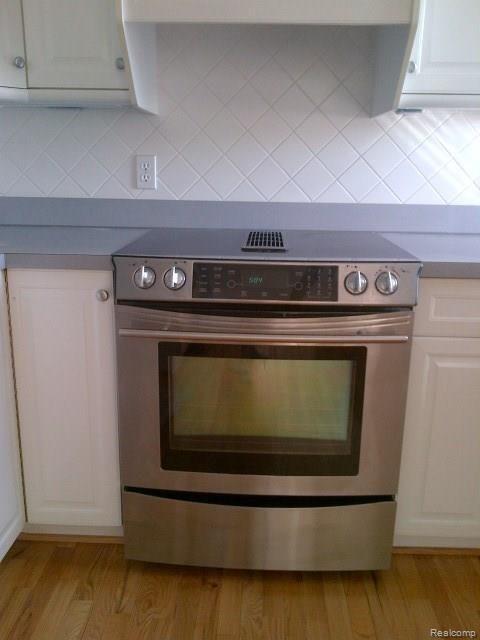 4678 Cedar Lake Road Howell, MI 48843 - Photo 15 of 21 4678 cedar oven.jpg