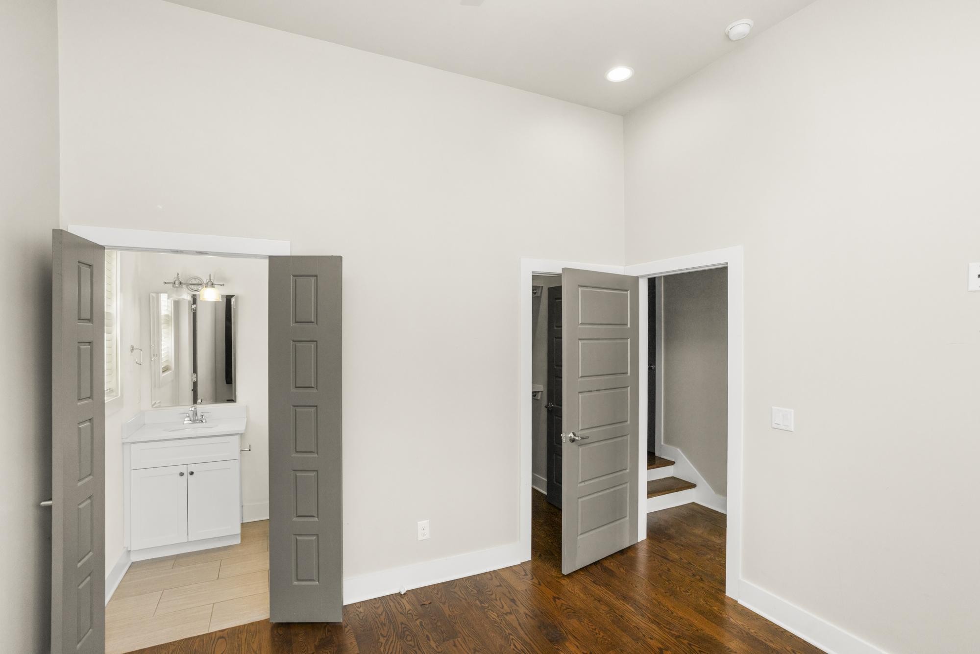 942 Riverside Drive Nashville, TN 37206 - Photo 13 of 33 a view of hallway with wooden floor