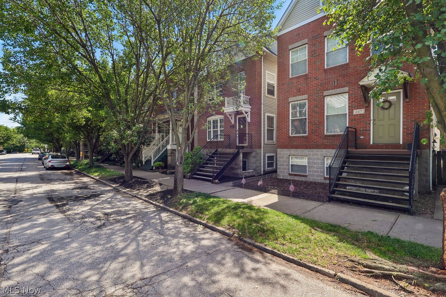 615 Literary Road Cleveland, OH 44113 - Photo 2 of 40