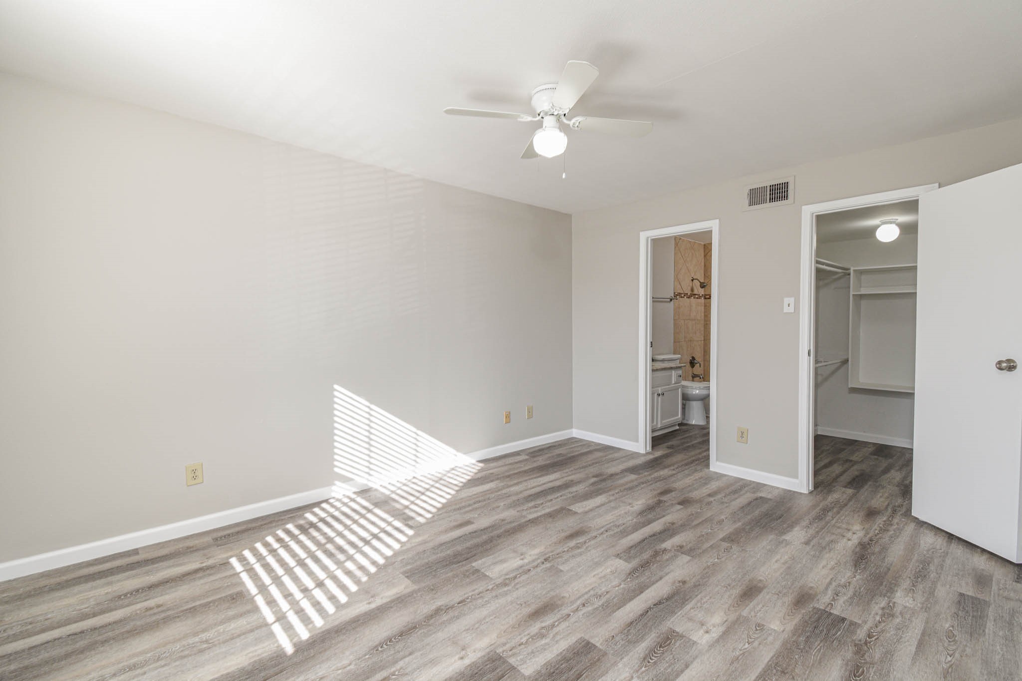 8787 Brae Acres Road, Unit 814 Houston, TX 77074 - Photo 15 of 23 an empty room with wooden floor and ceiling fan