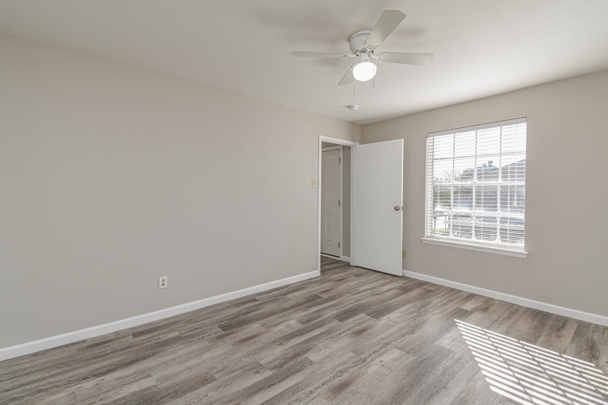 8787 Brae Acres Road, Unit 814 Houston, TX 77074 - Photo 16 of 23 a view of an empty room with a window