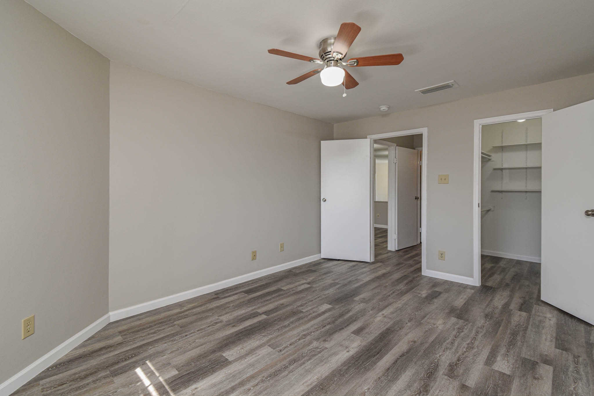 8787 Brae Acres Road, Unit 814 Houston, TX 77074 - Photo 19 of 23 an empty room with wooden floor and ceiling fan