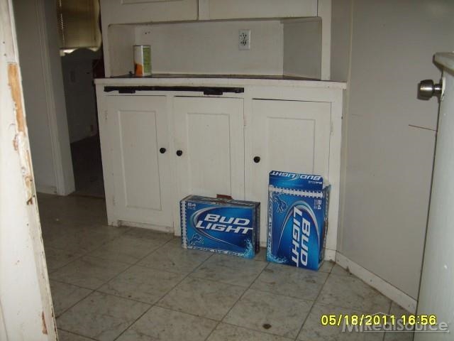 11820 Stephens Road Warren, MI 48089 - Photo 6 of 14 31201664-5.JPG