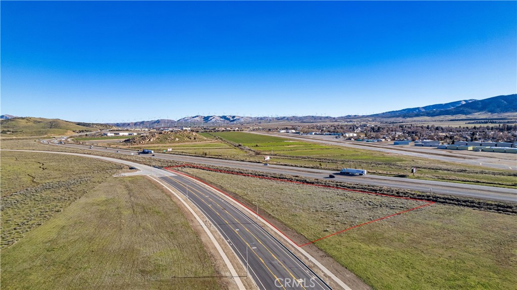 8 Challenger Drive Tehachapi, CA 93561 - Photo 2 of 7 a view of an ocean and a mountain