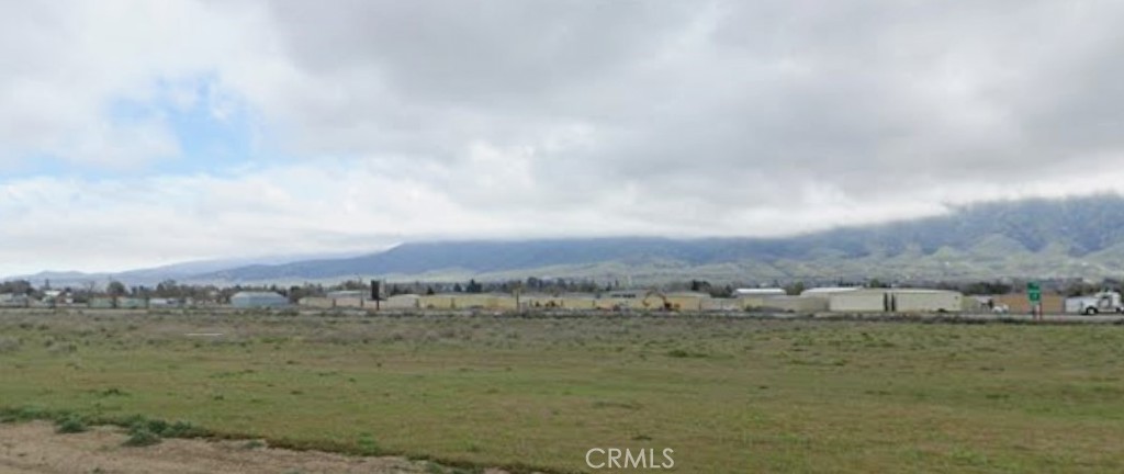 8 Challenger Drive Tehachapi, CA 93561 - Photo 3 of 4 a view of a lake with houses in big room