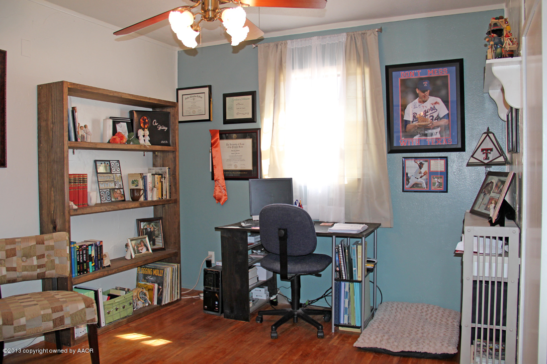 5016 South Bonham Street Amarillo, TX 79110 - Photo 18 of 31 a workspace with furniture and window