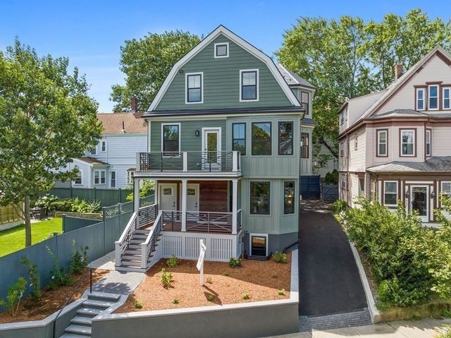a view of a yard in front of house