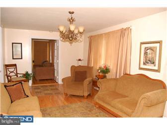 499 Dewey Road Bellmawr, NJ 08031 - Photo 3 of 12 Living Room