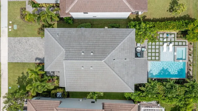 a view of a backyard