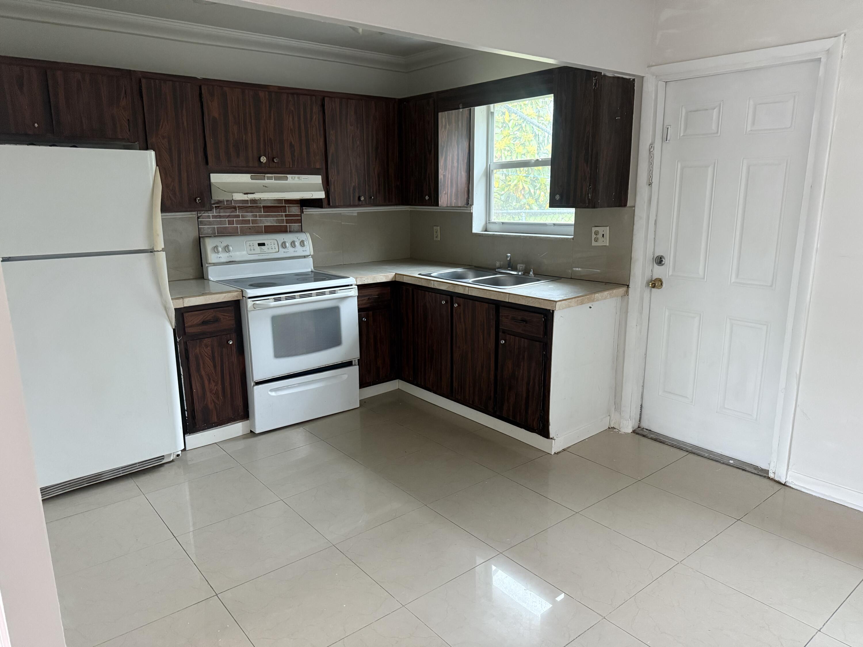 6019 Hayes Street Hollywood, FL 33021 - Photo 2 of 14 IMG_3625