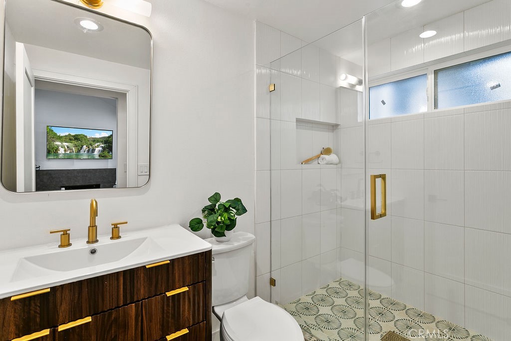 6091 Navajo Road Westminster, CA 92683 - Photo 29 of 44 Jr. ADU ensuite bathroom