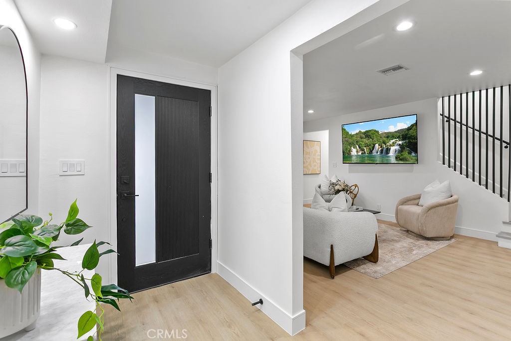 6091 Navajo Road Westminster, CA 92683 - Photo 4 of 44 Entry