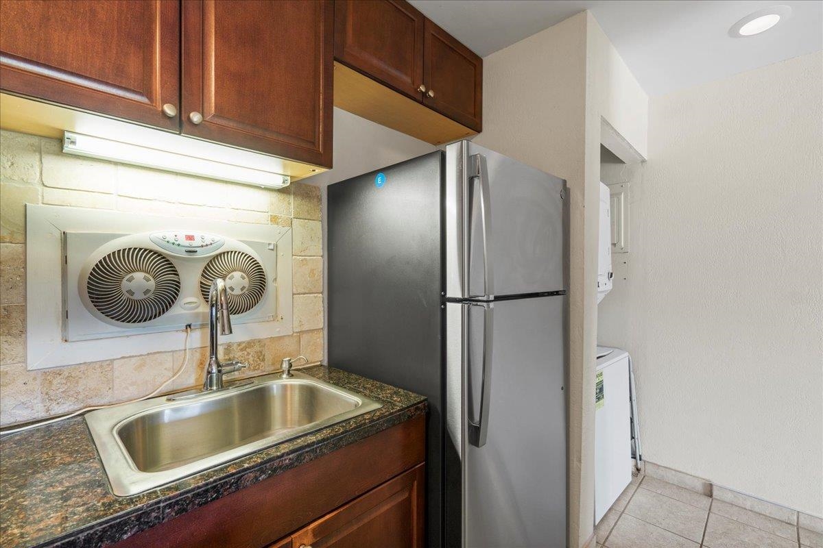 4909 Lower Honoapiilani Road, Unit E2E Lahaina, HI 96761 - Photo 15 of 42 a kitchen with a refrigerator and a sink