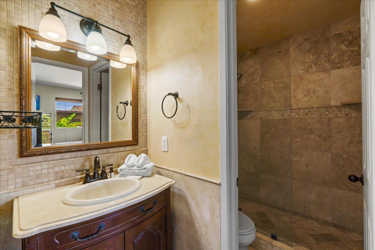 4909 Lower Honoapiilani Road, Unit E2E Lahaina, HI 96761 - Photo 20 of 42 a bathroom with a sink and a mirror