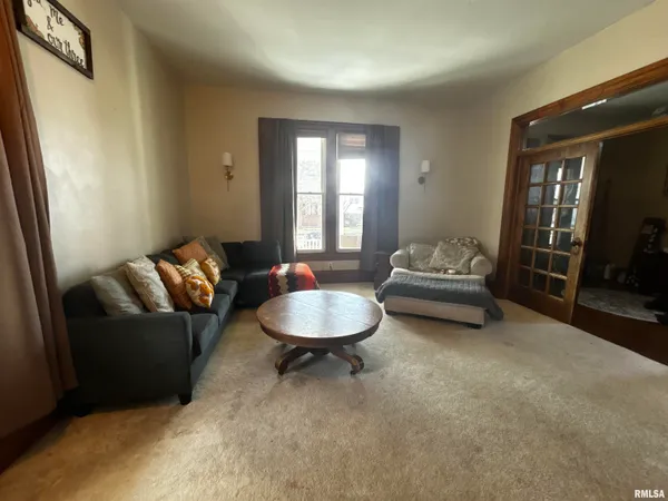 $230,000 | 609 West Adams Street, Taylorville, IL 62568