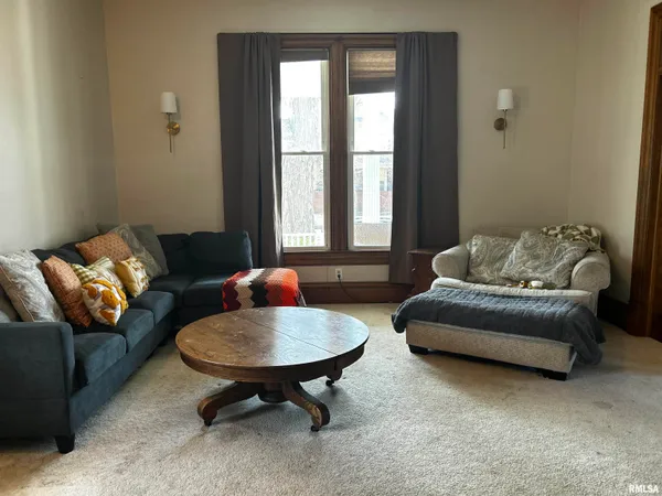 $230,000 | 609 West Adams Street, Taylorville, IL 62568