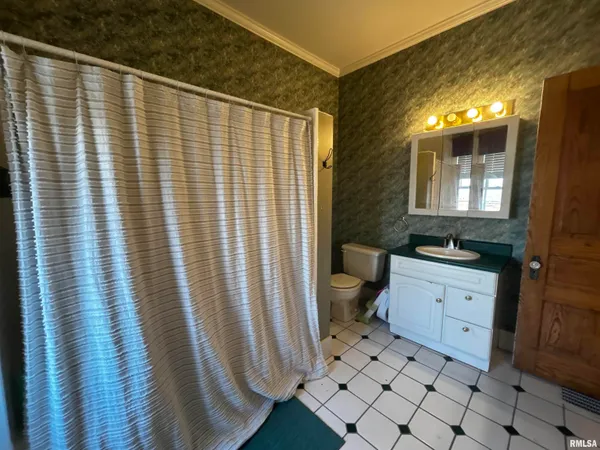 $230,000 | 609 West Adams Street, Taylorville, IL 62568