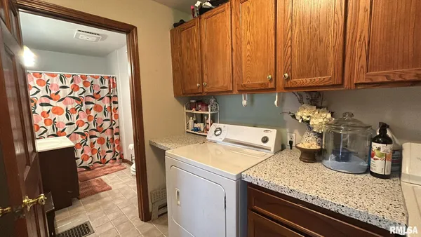 $230,000 | 609 West Adams Street, Taylorville, IL 62568