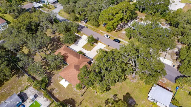 a view of a house with a yard and fountain