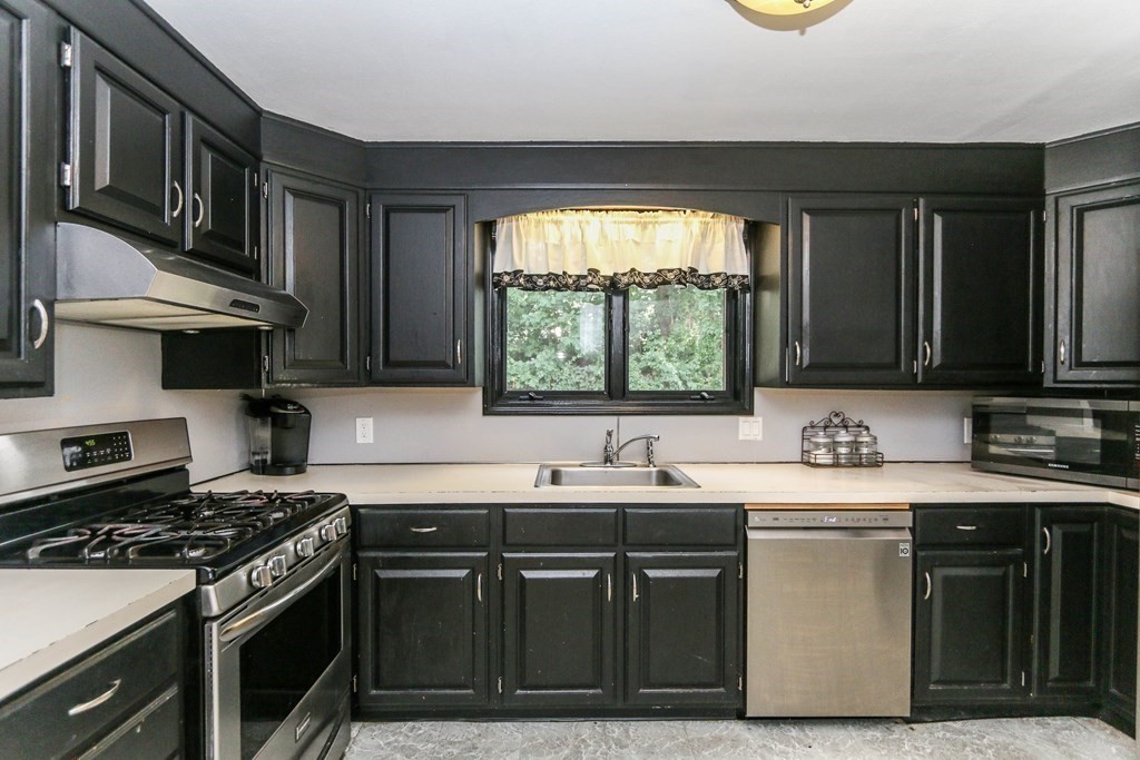 35 Bennington Street Springfield, MA 01108 - Photo 7 of 31