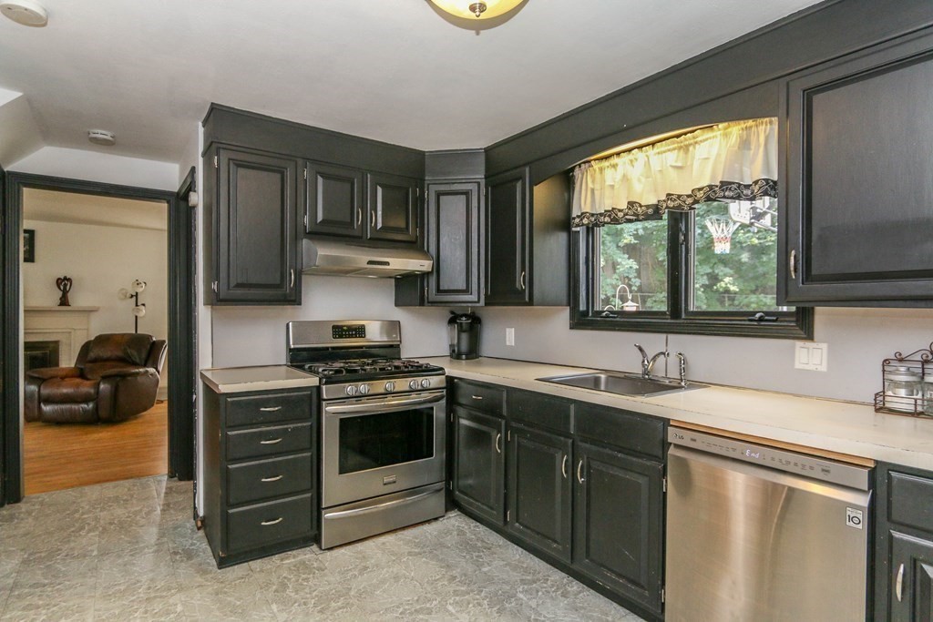 35 Bennington Street Springfield, MA 01108 - Photo 8 of 31