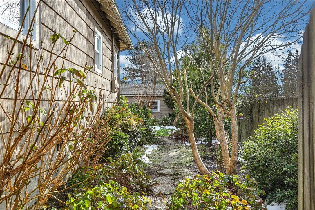 731 North 76th Street Seattle, WA 98103 - Photo 4 of 28 Gallery Image 4