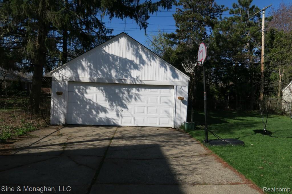 1022 Roslyn Road Grosse Pointe, MI 48236 - Photo 21 of 21 img_1044.jpg