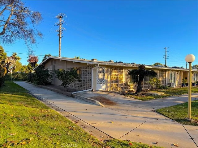 a view of a house with backyard and sitting area