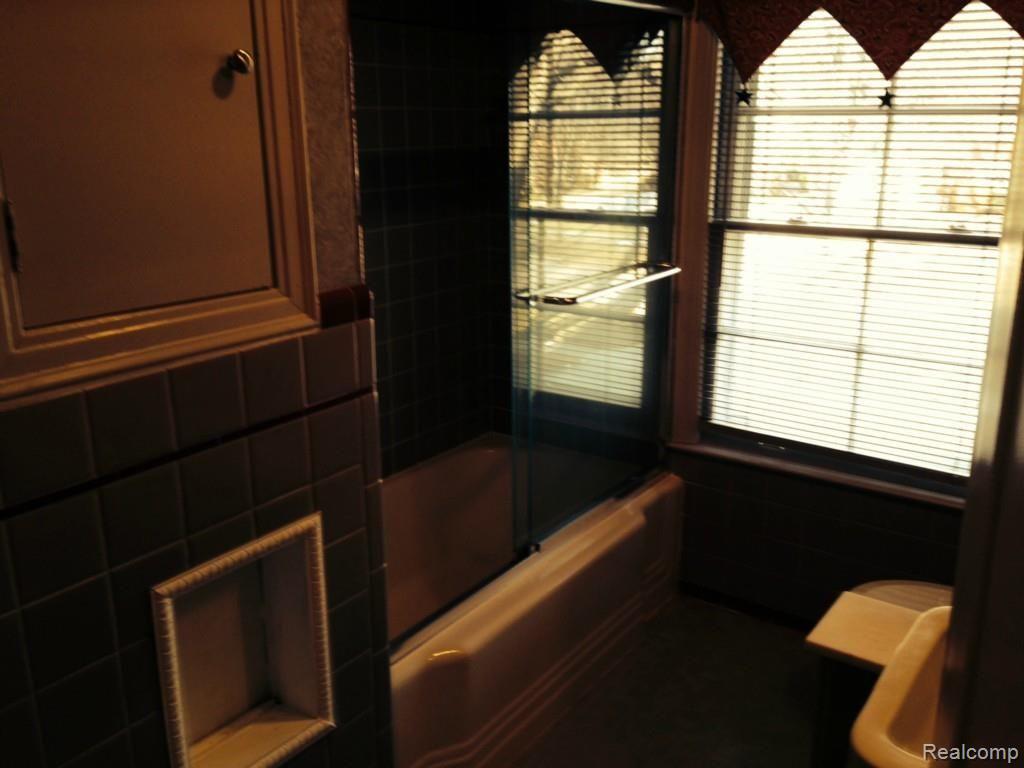1015 Whittier Road Grosse Pointe, MI 48230 - Photo 9 of 14 2nd bath upstairs.jpg